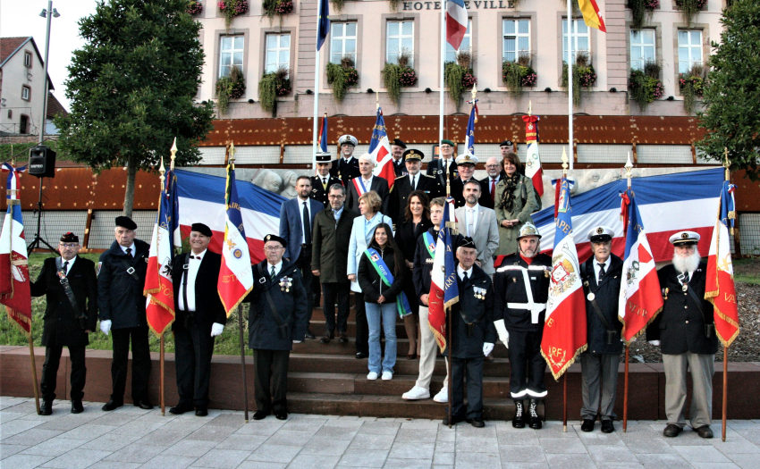 5700 – SECTION MOSELLE  INAUGURATION À BITCHE DE LA PLACE DE LA LÉGION D’HONNEUR  Le 22 août 1919, le président Poincaré s’était rendu à Bitche pour décorer cette ville de la Croix de la Légion d’honneur, consacrant ainsi la reconnaissance d’une résistance commune, invaincue et héroïque, des bitchois et de la garnison présente au cours de la guerre 1870-1871. S’appuyant sur le glorieux passé de cette ville fortifiée, Pierre KIRCH, président du comité SMLH de Sarreguemines-Bitche et le colonel Benoît CHRISSEMENT, chef de corps du 16ème bataillon de chasseurs à pied  stationné à Bitche, ont obtenu de la municipalité que le parvis de l’hôtel de ville prenne le nom de Place de la Légion d’Honneur.  L’inauguration de cette place, désormais témoin pérenne des liens qui unissent la ville de Bitche à la 1ère distinction nationale et à ses valeurs, a eu lieu le 28 septembre 2024 en présence de Laurent TOUVET, préfet de la Moselle, de Benoît KIEFFER, maire de Bitche et de nombreuses personnalités.  Une délégation de la SMLH 57 ainsi qu’un détachement de chasseurs du 16ème BCP participaient à cette cérémonie, rehaussée par la présence des drapeaux des comités SMLH présents dans les quatre villes mosellanes décorées de la Légion d’honneur :  BITCHE, METZ, PHALSBOURG et THIONVILLE.  Une gerbe a été déposée au nom de la SMLH par Gérard GUILLAUME, président de la section Moselle. 